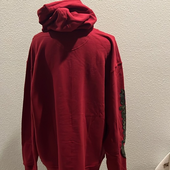 Mens Cozy up with this champion hoodie, cranberry in color with camo writing - Picture 7 of 12